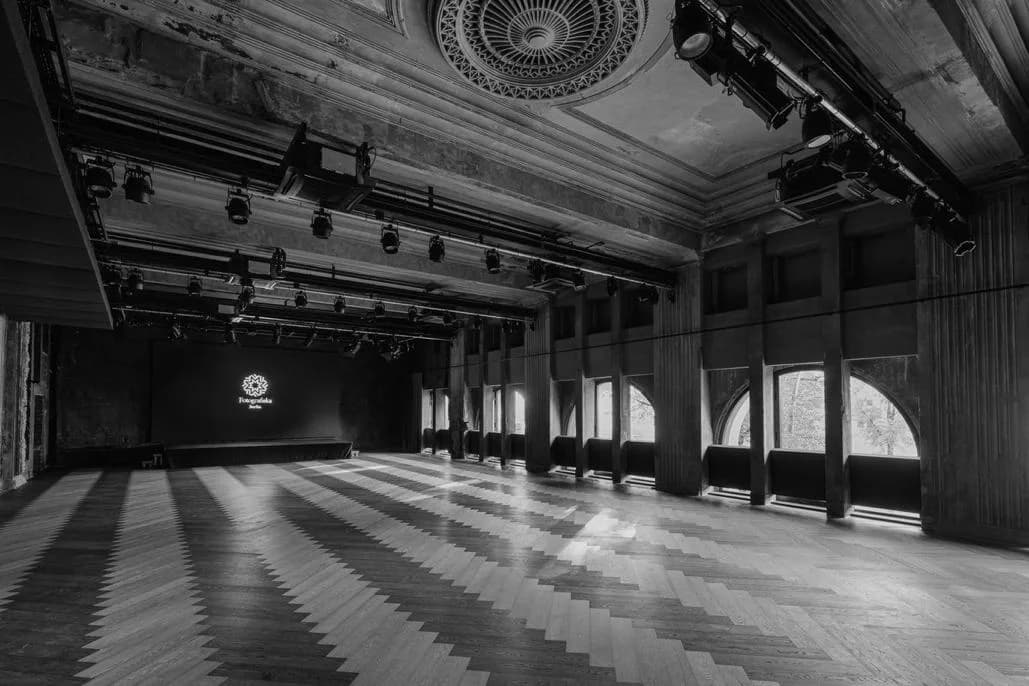 Der historische Ballroom im Fotografiska Berlin